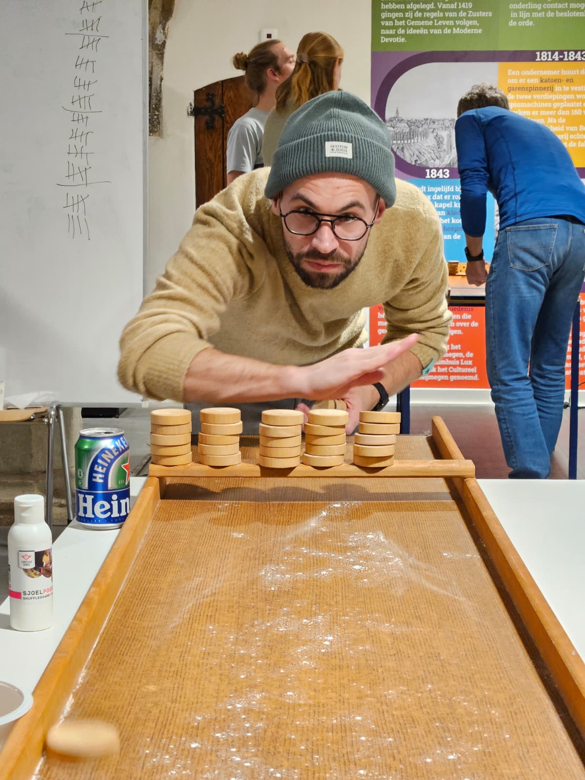 Aan de bak bij het Groenewoud Sjoelkampioenschap
